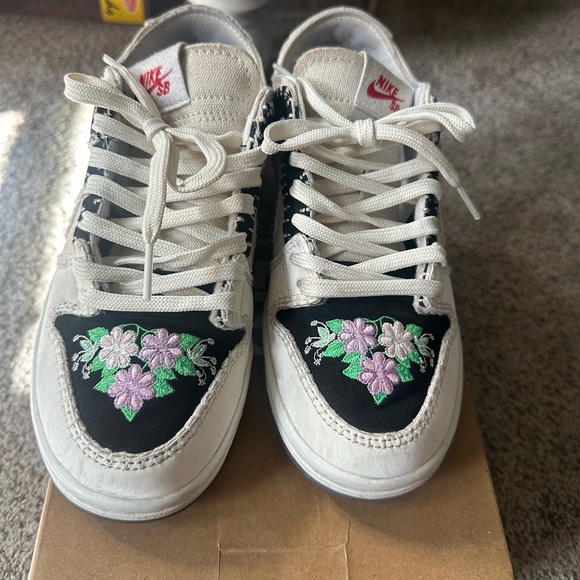 Nike N7 SB DUNK Floral Embroidered Sneakers - Black and White M5/W6.5 - Picture 2 of 10